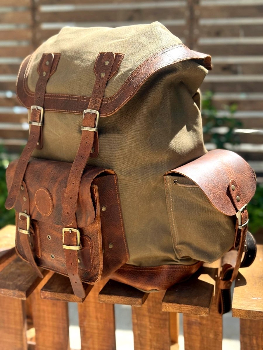 laptop reiserucksack Handgefertigter Laptop-Reiserucksack aus gewachstem Leder und Canvas